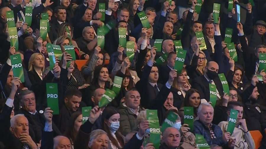 Kuvendi i PD miraton rezolutën që nuk njeh Kuvendin e 11 dhjetorit: Ndalohen në hierarki personat e shpallur “non grata”