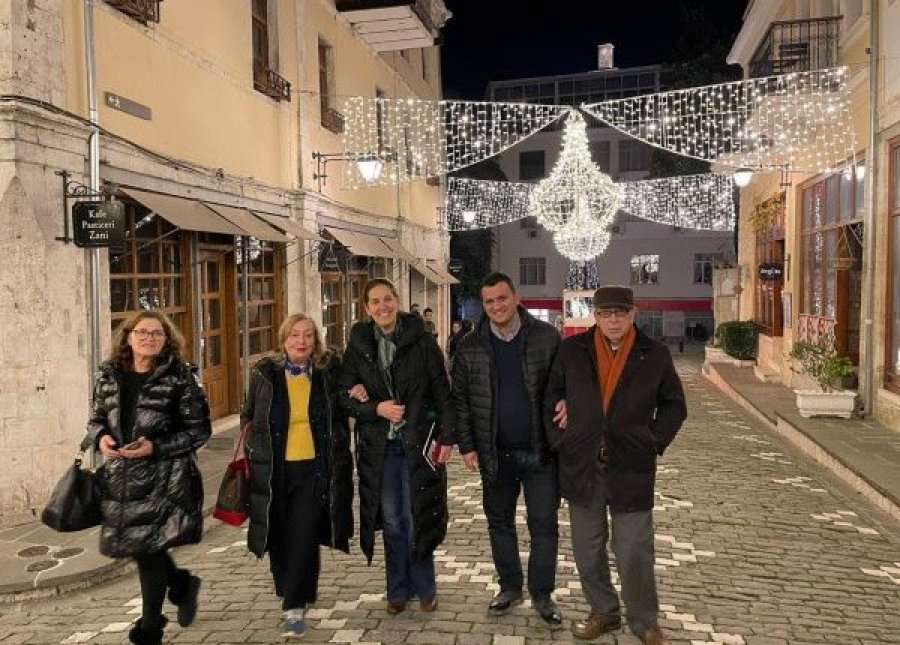 Kadare rikthehet në qytetin e lindjes: Është bërë si Parisi