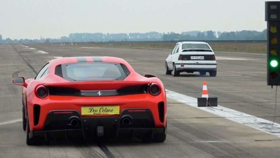 Kur Opel Kadett lë pas një Ferrari 458