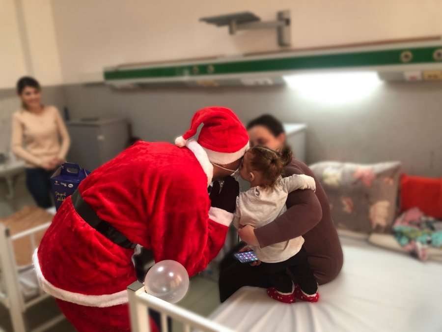 Frutex për festat e fundvitit shpërndan 1000 dhurata për fëmijët e Klinikave Pediatrike në gjithë Kosovën