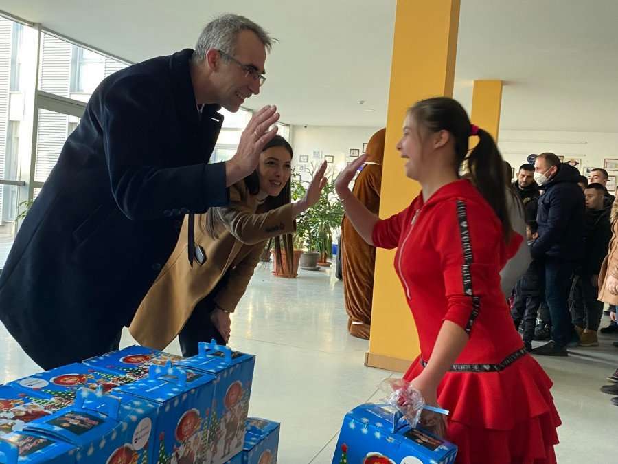 NLB Banka shpërndan dhurata për festa të fund vitit për fëmijë me nevoja të veçanta