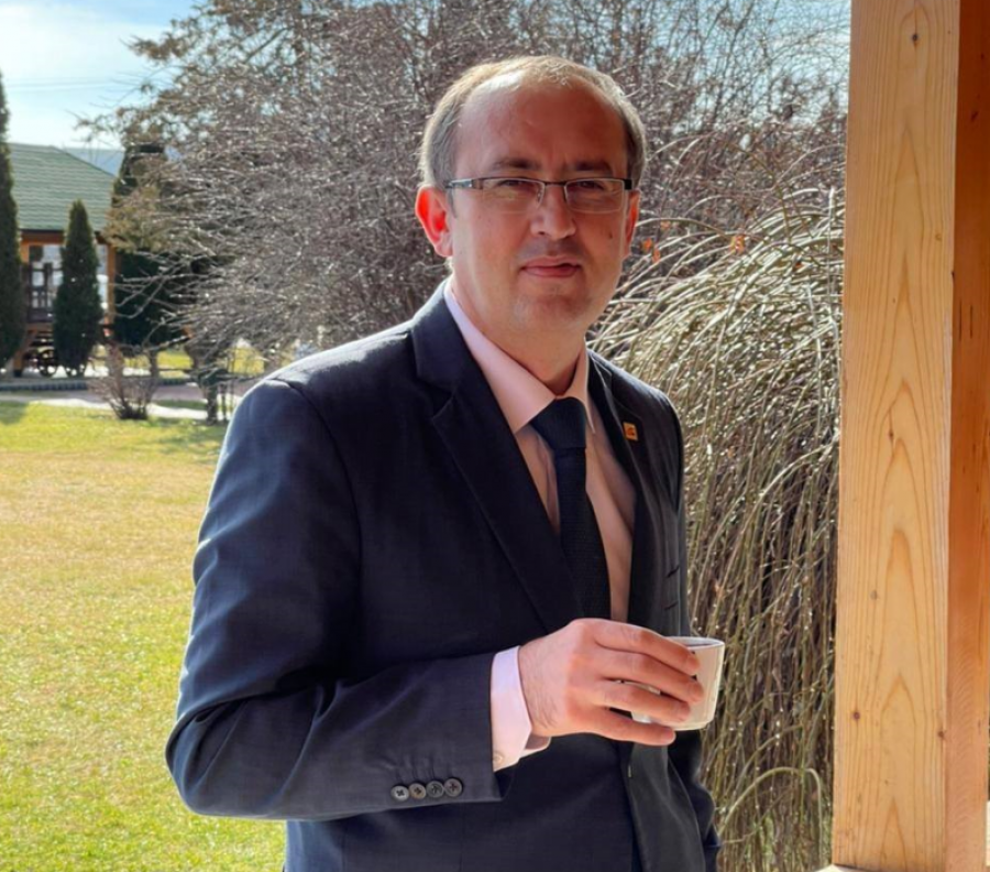 “Verë në Dukagjin....”, Hoti përshëndet nga Klina me një filxhan me kafe në dorë