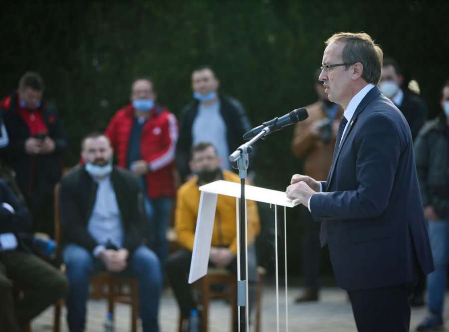 Hoti: E menaxhuam pandeminë dhe ndalën abuzimet e blerjes së maskave 7 euro