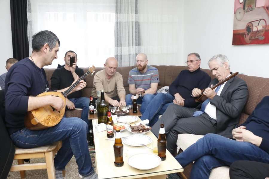 Xhemaili i PDK-së pritet me sharki e çifteli në Ferizaj