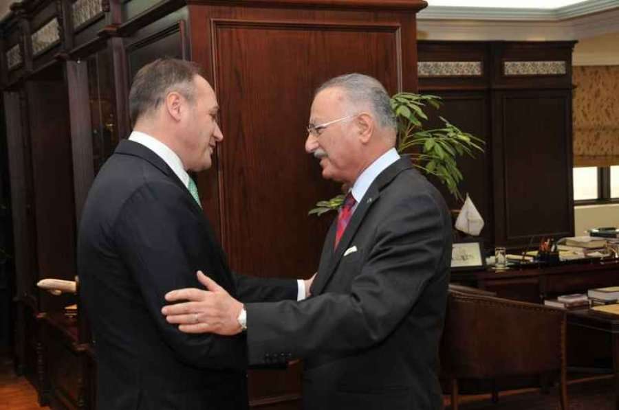 Ish-sekretari i Organizatës për Bashkëpunim Islamik mbështet Enver Hoxhajn për kryeministër
