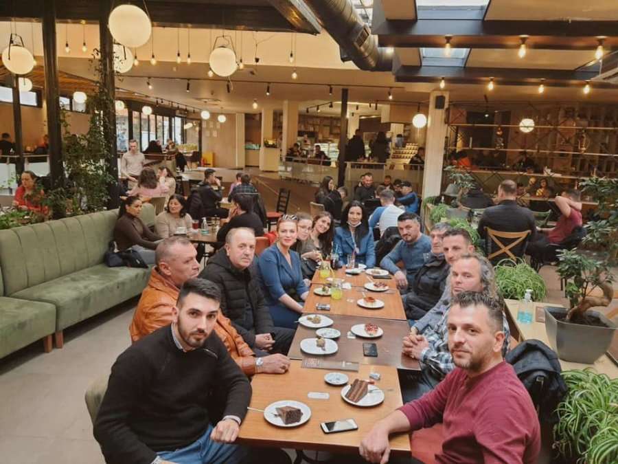 Kandidatja e AAK-së, Pranvera Ejupi-Hajzeraj dëgjon hallet e mitrovicasve