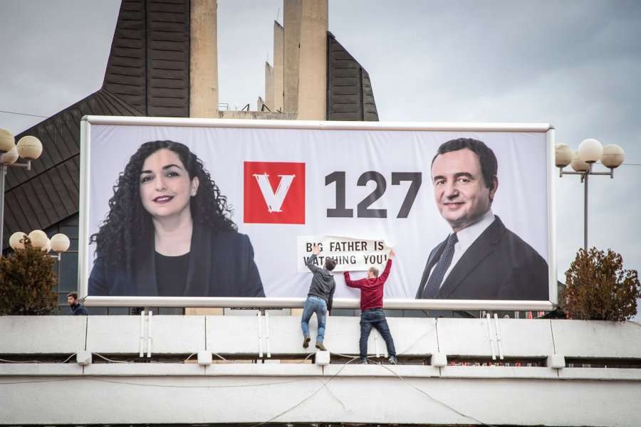 PSD-ja në billbordet e Kurtit e Osmanit vendos sloganin “Baba i madh po ju vëzhgon”