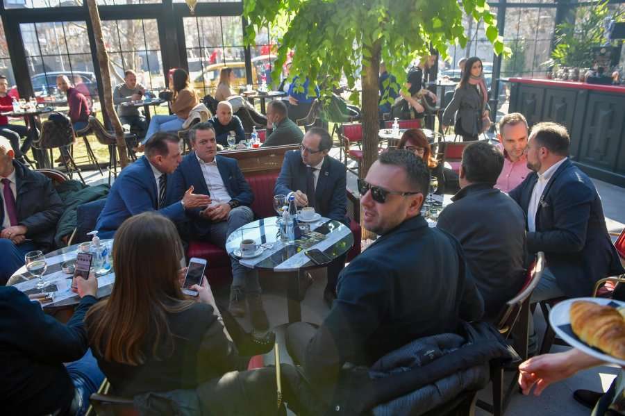 Hoti pi kafen e mëngjesit me kandidatët për deputetë nga Prishtina