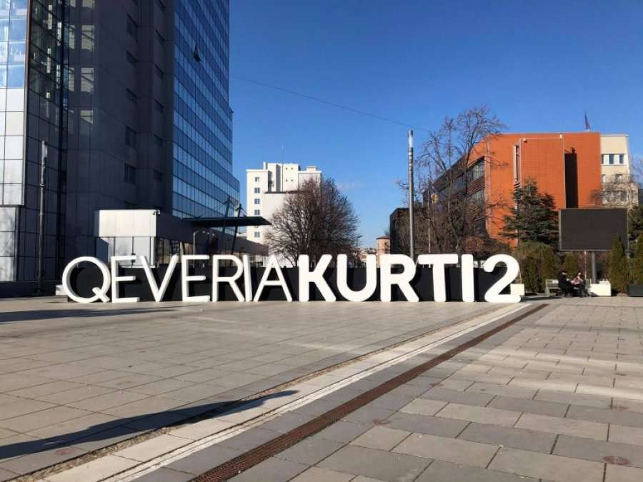 Mbishkrimi “Qeveria Kurti 2” vendoset para ndërtesës së Qeverisë