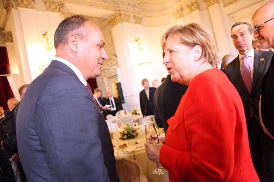 Njeriu i Merkelit përkrah Hoxhajn për kryeministër: Kosova ka nevojë për udhëheqës me përvojë