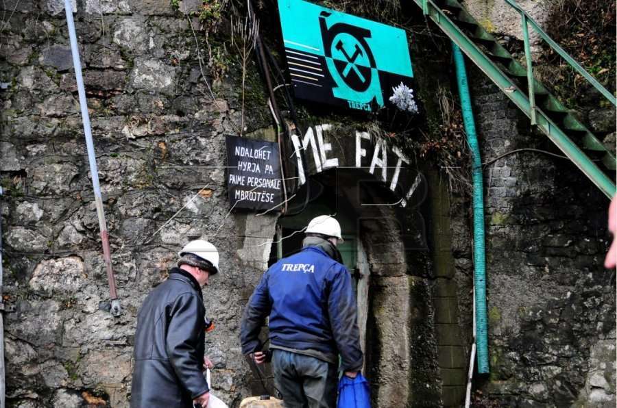 Suspendohen nga puna 12 minatorë