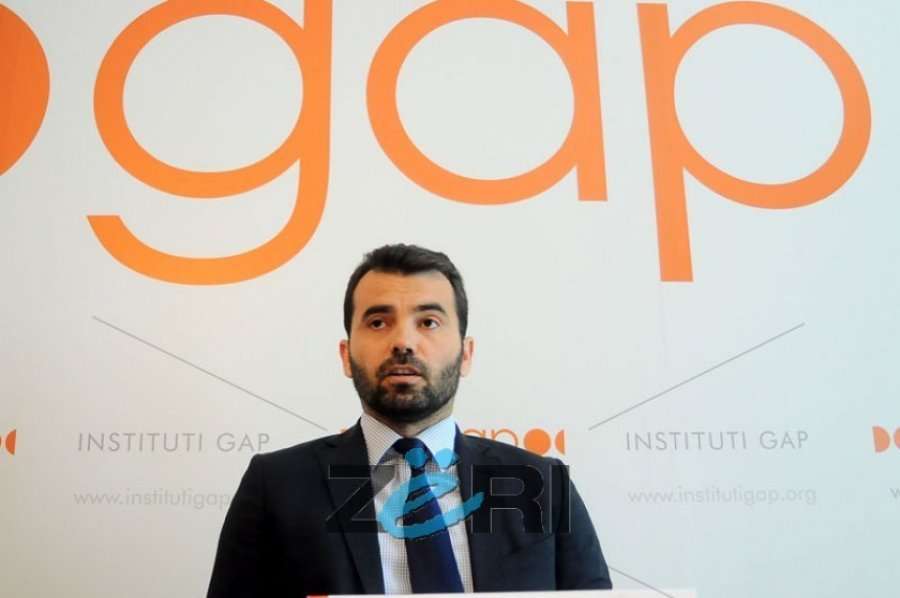 Analisti Demi: Votoni të paktën deputetë që dinë të shkruajnë, mos votoni “gjithologë”