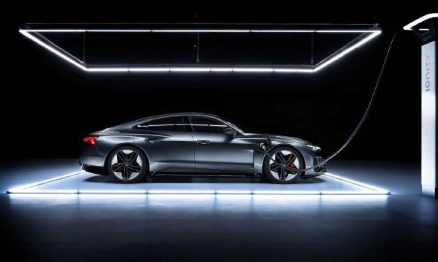 Audi prezanton “rrufenë” RS e-tron GT: Veç me rrymë, me tre motorë, 637 kuaj fuqi