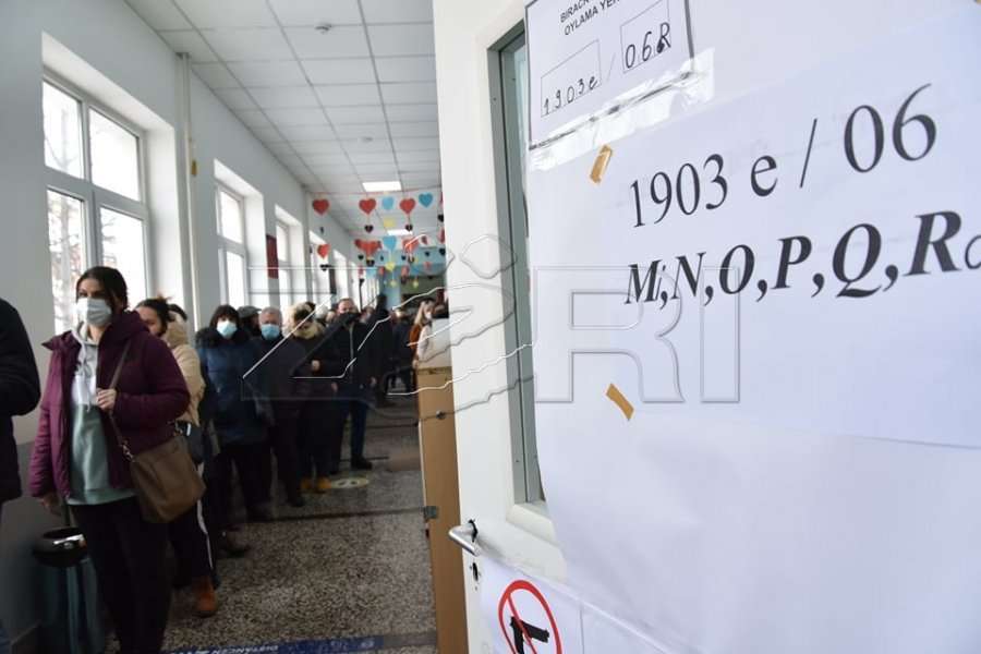 Dhjetëra qytetarë presin në radhë për të votuar në shkollën “Faik Konica”