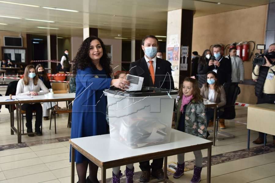Vjosa Osmani hedh votën, fton vajzat dhe gratë që të shfrytëzojnë këtë të drejtë