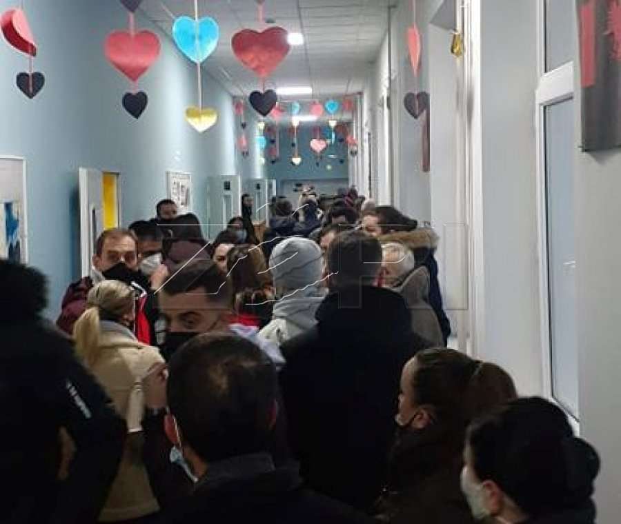 Radhë të gjata për të votuar me kusht në Prishtinë