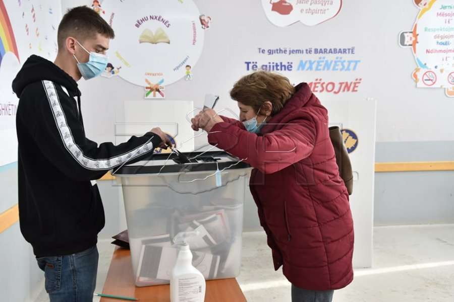 Njëra prej partive garuese thyen heshtjen, dërgon SMS për ta votuar