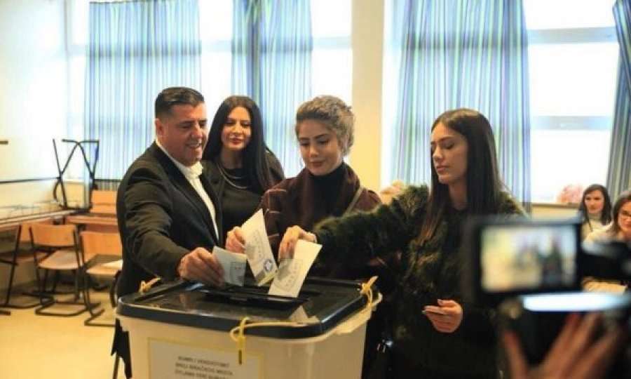 Haziri hedh votën së bashku me bashkëshorten dhe dy vajzat