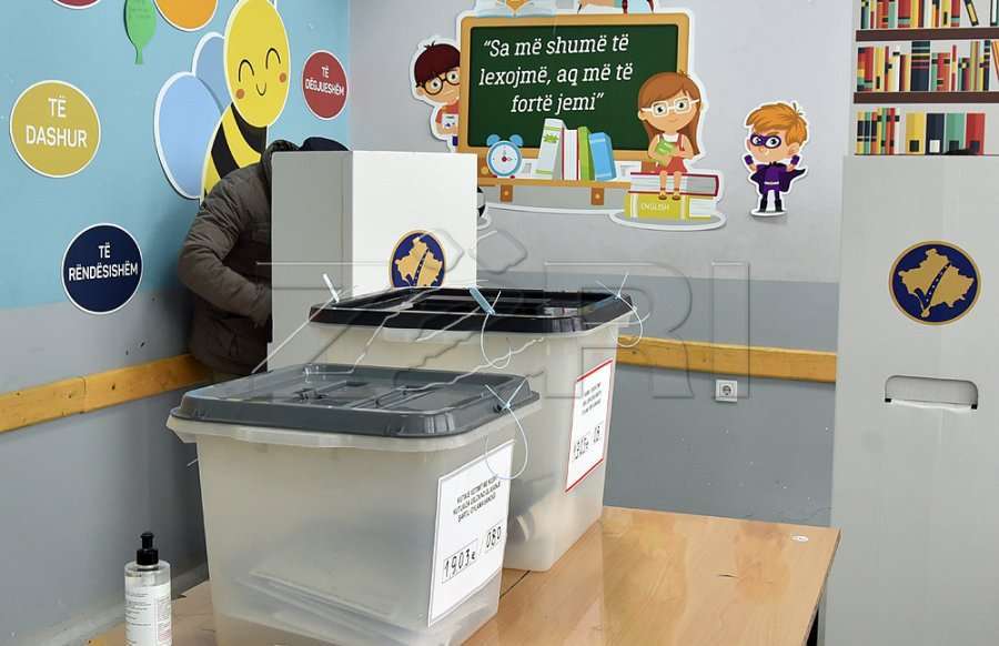 Fotografuan fletëvotimet, Policia jep detaje