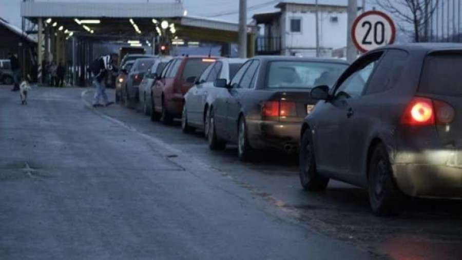 Në Merdare kolona deri në 50 metra