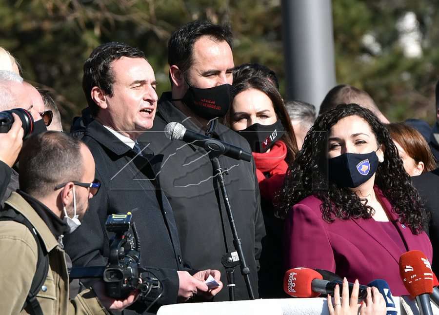 “El Pais”: Paradoksale – Presidentja mund të bëhet deputete por jo presidente, e Kurti mund të bëhet kryeministër por jo deputet