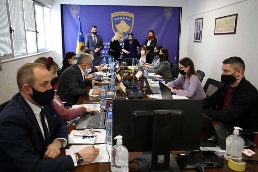 Përfaqësues të Ambasadës Amerikane vizitojnë dhomën operative për zgjedhje