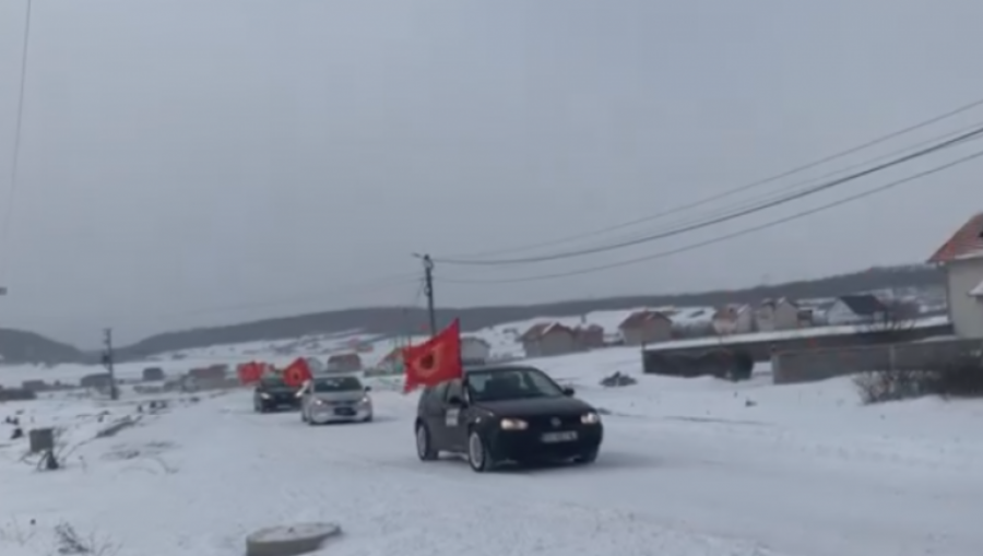 Drenicasit ua mësyjnë qendrave të votimit me flamuj të UÇK-së