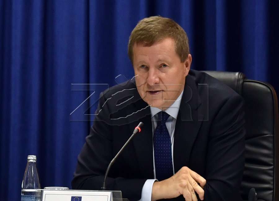 Shefi i Zyrës së BE-së viziton qendrën e votimit “Dardania”