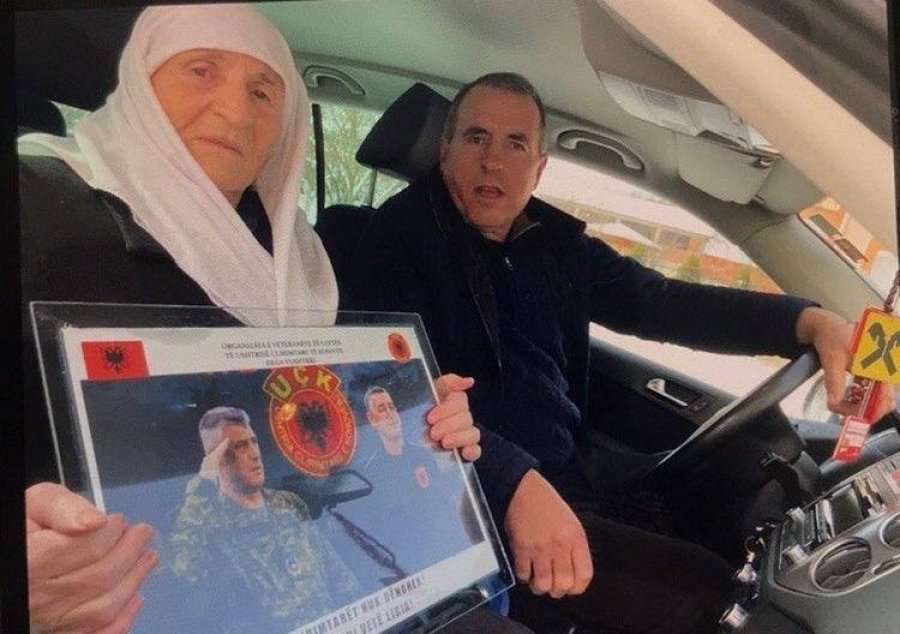 Emocionuese, e moshuara shkon për të votuar me fotografitë e liderëve të UÇK-së