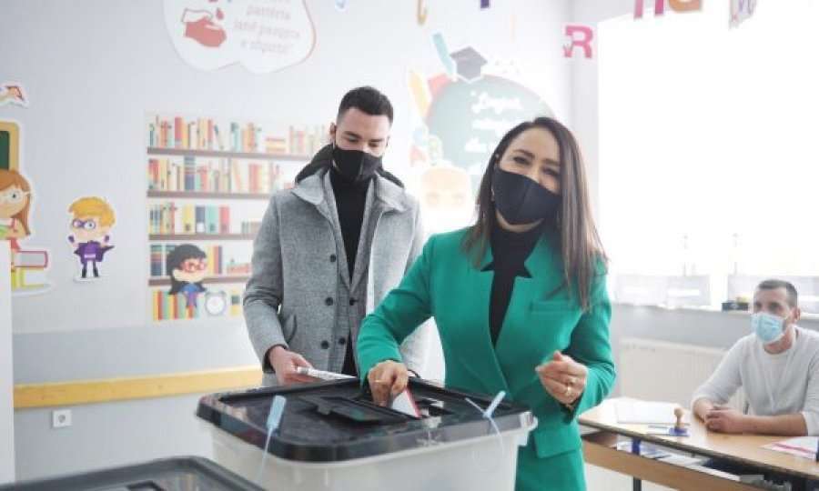 Votojnë bashkëshortja dhe djali i Kadri Veselit