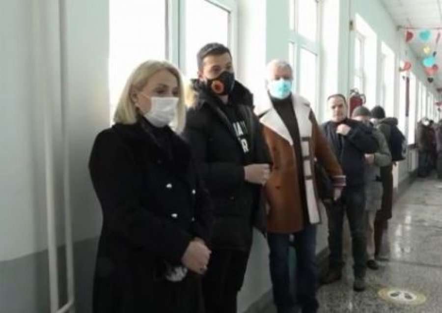 Djali i Thaçit dyshohet se shkeli Kodin e Mirësjelljes për subjektet politike, maskë me logo të PDK-së
