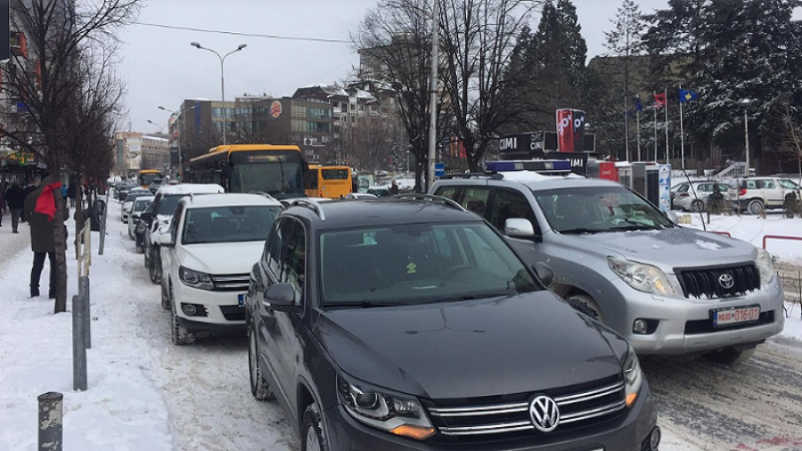 Trafik i rënduar në Prishtinë, zgjedhësit parkojnë makinat në rrugë