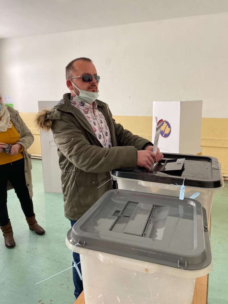 Invalidi i UÇK-së, i verbuar gjatë luftës del për të votuar