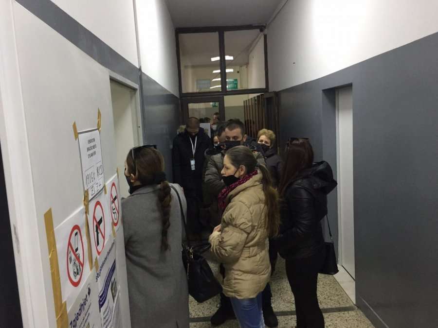 Pas tri orësh mungesë, arrijnë zarfet për votim me kusht në Fakultetin Filologjik