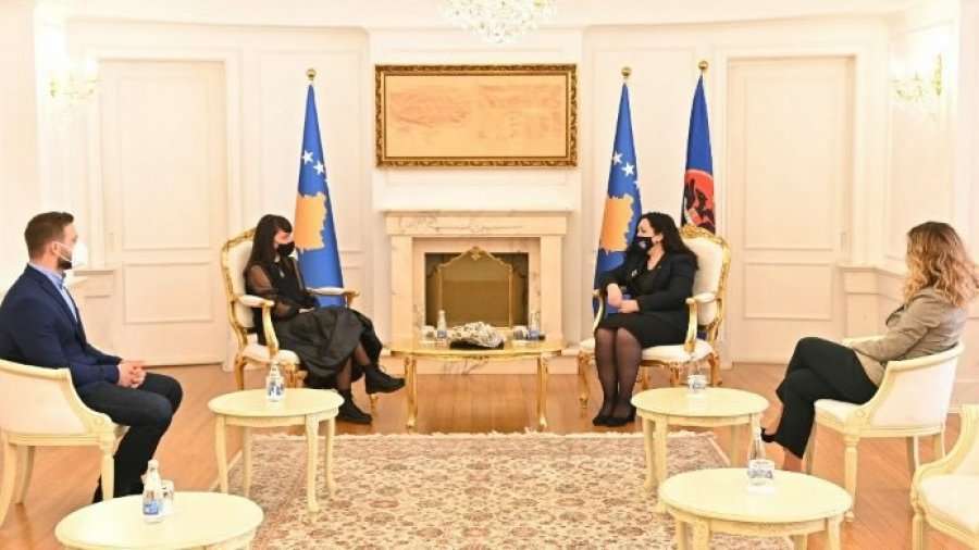 Osmani dekoroi me “Medaljen presidenciale të meritave” regjisoren Blerta Basholli