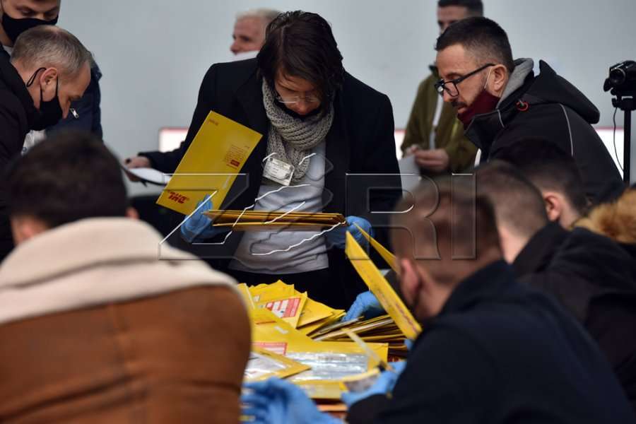 Përmbyllet procesi i vlerësimit të votave nga diaspora, refuzohen mbi 20 mijë zarfe
