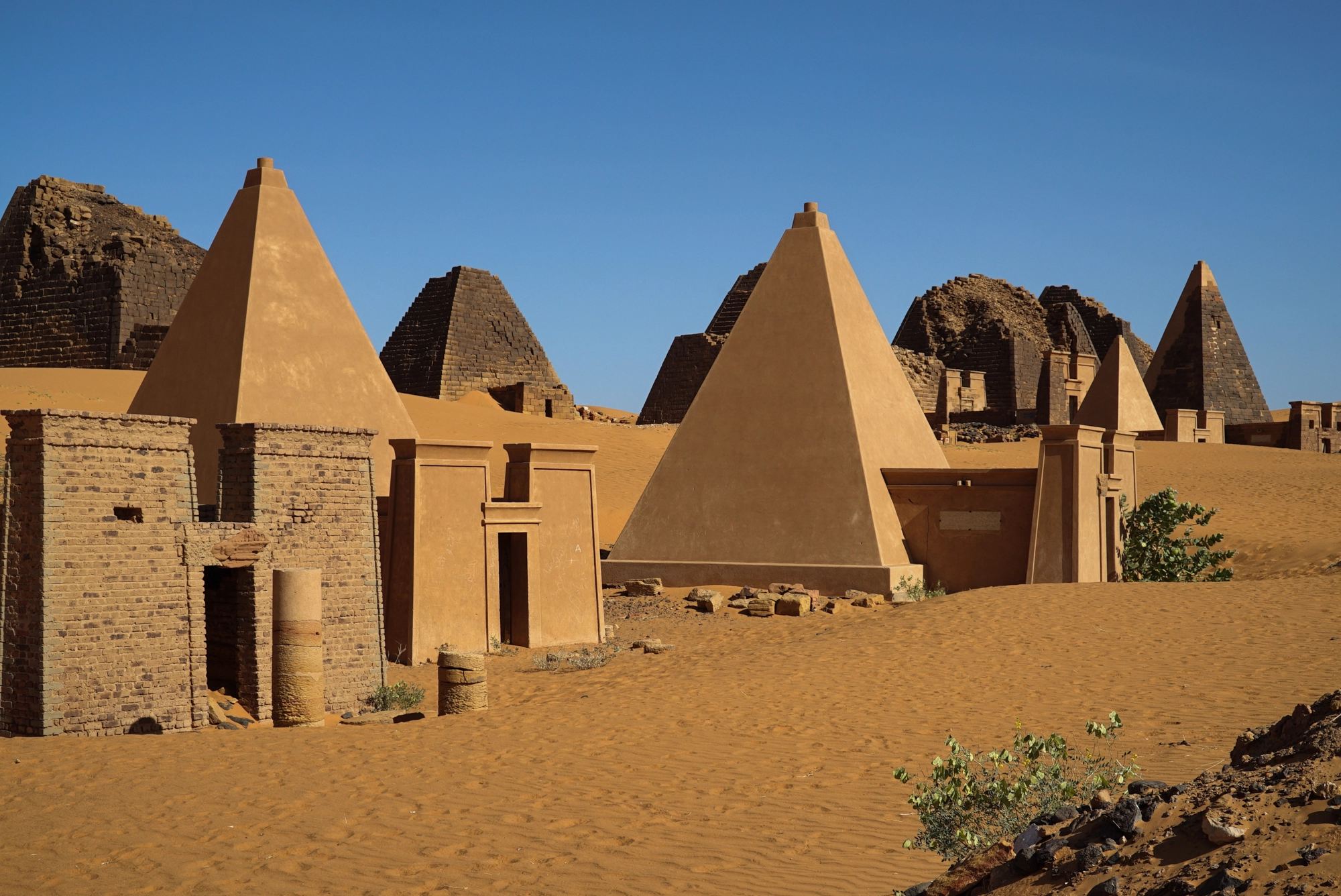 Në mes të shkretëtirës dhe larg burimeve të ujit, piramidat e harruara të Sudanit