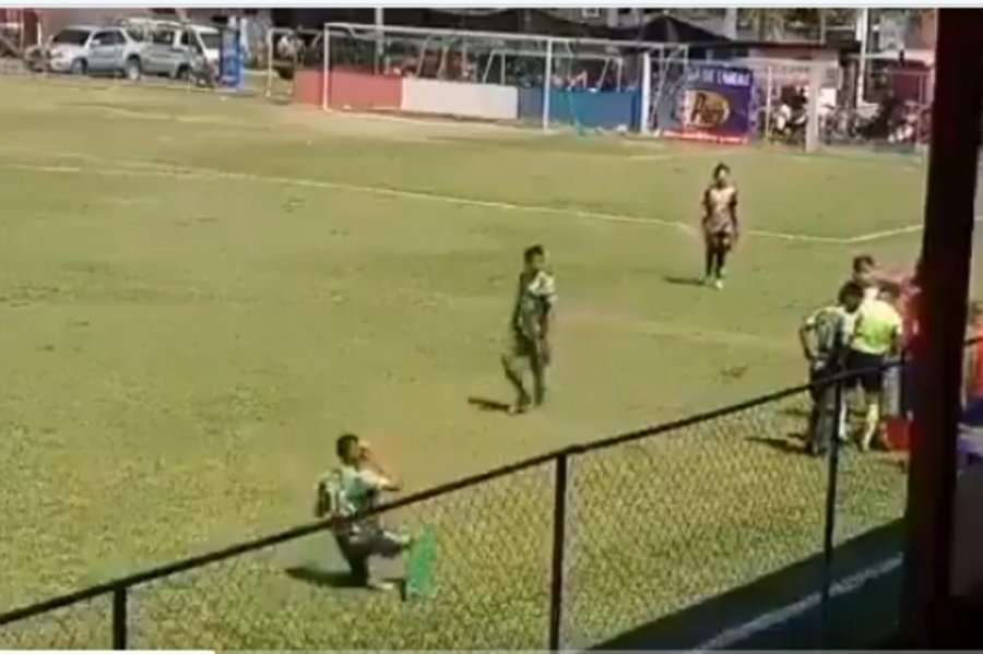 Komedi në futbollin e Guatemalës: Kjo nuk shihet as në fulma, futbollisti bëri një truk qesharak për ta ndalur ndeshjen