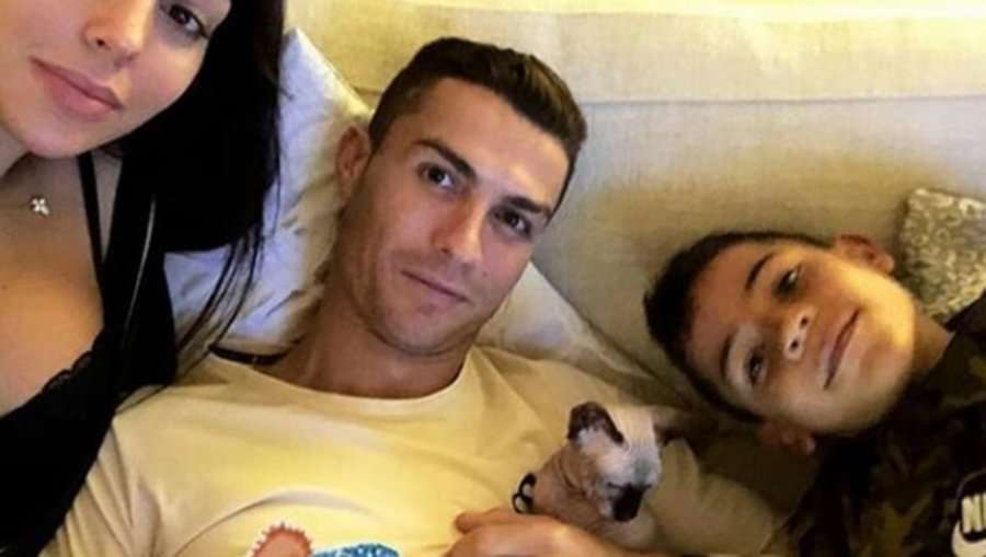 Pas goditjes nga vetura, Ronaldo e dërgon macen e tij me avion në Spanjë për ta shëruar