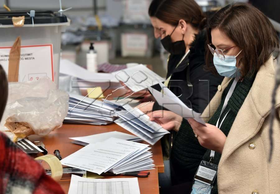 Fillon numërimi i votave me postë