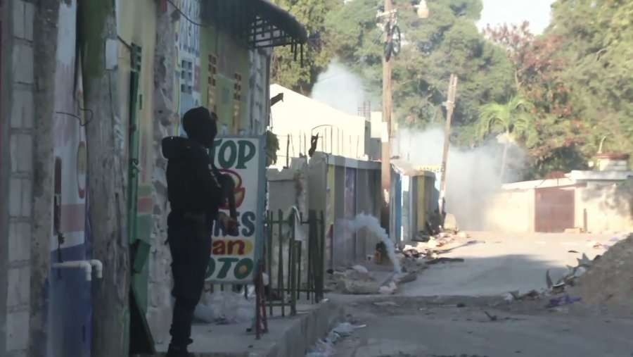 Shpërthim brenda një burgu në Haiti – vdesin 25 persona dhe arratisen 400 (VIDEO)