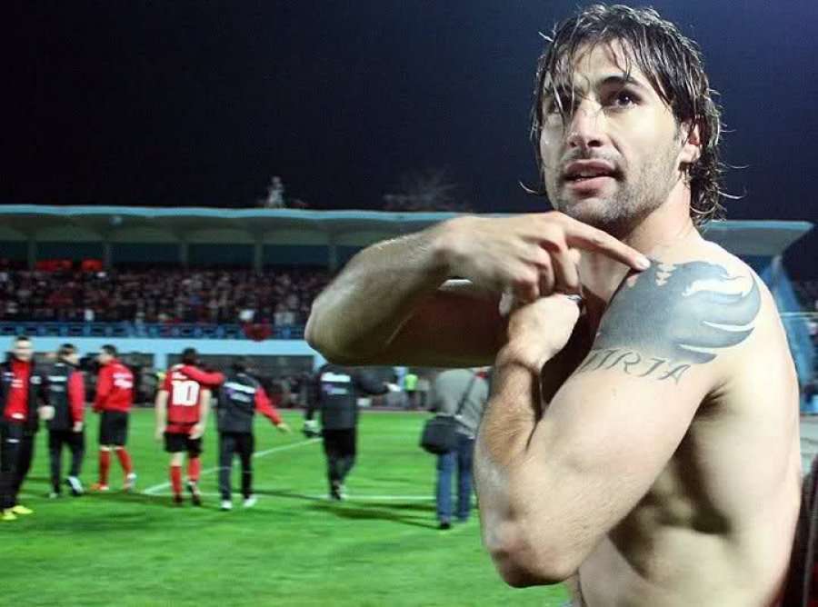 Mediumi turk me një artikull të gjatë: Kush është Lorik Cana, nga vjen, sa vjeçar është dhe në cilat skuadra luajti ai?