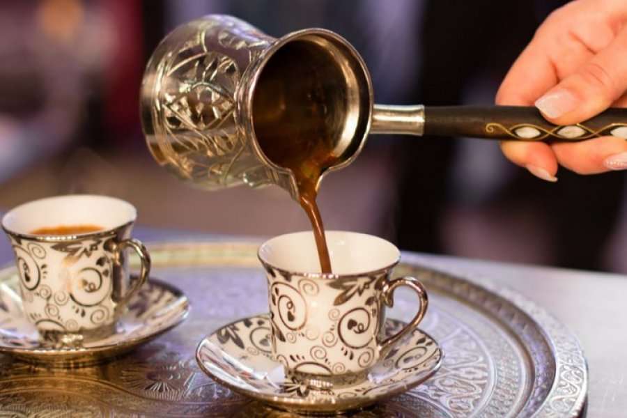 A prishet cilësia e gjumit nëse pini kafe në mbrëmje?