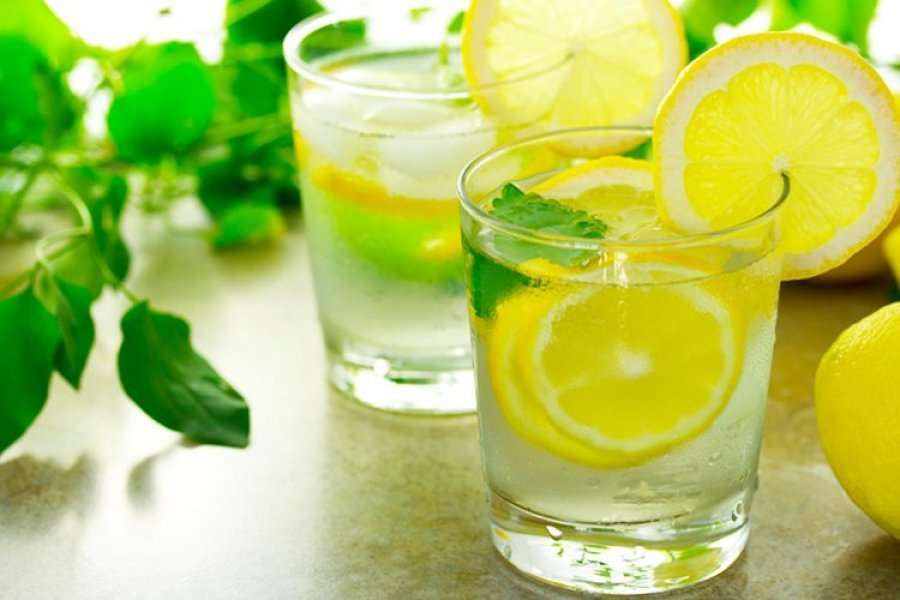 Kur është koha e duhur për të pirë ujë me limon
