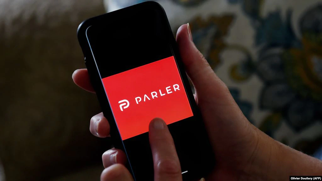 “Google” tërheq “Parler”-in nga dyqani i aplikacioneve