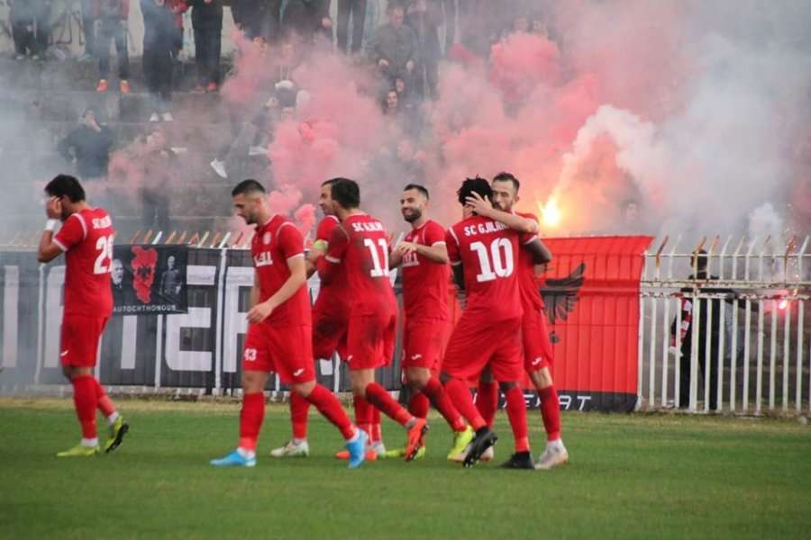 Vllaznia e Shkodrës “rrëmben” mesfushorin e Gjilanit