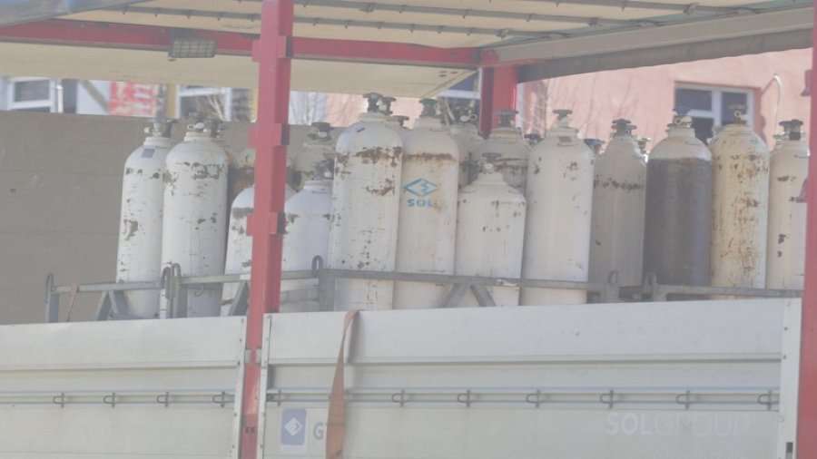 Shqipëri, arrestohet punëtori që mori pa lejen e spitalit 30 bombola oksigjeni