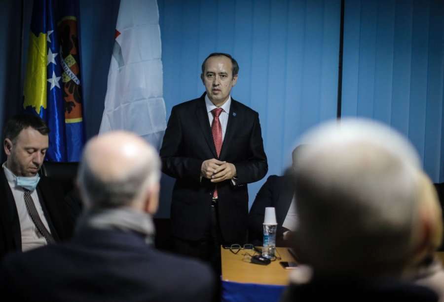 Hoti: Në zgjedhjet e 14 shkurtit votohet në kuti të votimit, e jo në “Facebook