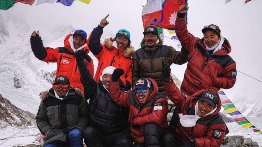 Alpinistët nga Nepali thyejnë rekordin, ngjitën malin K2 në mes të dimrit