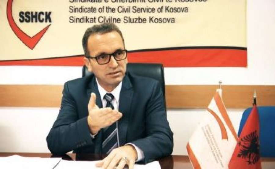 Shërbyesit civilë: Ligjet veç në letër, shpeshherë s’po zbatohen